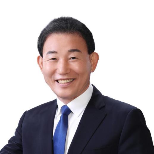 法律规定支持18至26岁青年，但413万名现有青年被排除在外