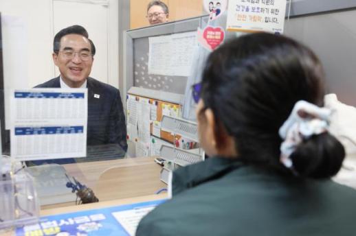 朴洪根访问民生金融咨询现场，表示将补充制度漏洞