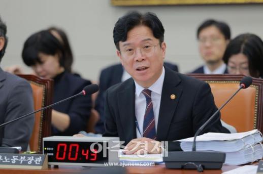 2026年国政审查：劳动部长表示“周52小时例外，立场未变，政府将负责任协调”