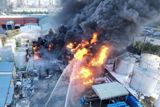 乌山温山工业园区浓烟弥漫，附近工地7000人紧急疏散