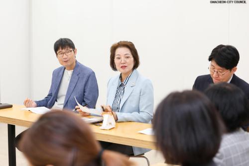 果川市议会与幼儿园联合会举行座谈会，讨论育儿问题