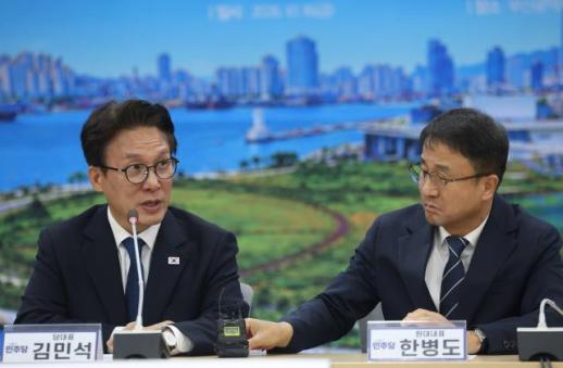 金敏锡在釜山停留两晚三天，承诺将《釜马民主抗争精神》纳入宪法并完成海洋首都建设