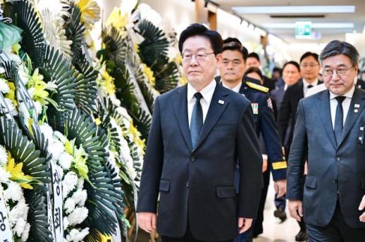 李在明总统悼念因火灾殉职的消防员，称“牺牲将永远被铭记”