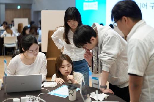 大学生与卡卡支付共同解决日常金融不便