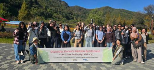 外国游客乘坐DMZ列车前往延川，韩国铁路观光网络扩大边境旅游