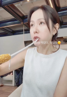 孙艺珍短视频引发饮食礼仪争议