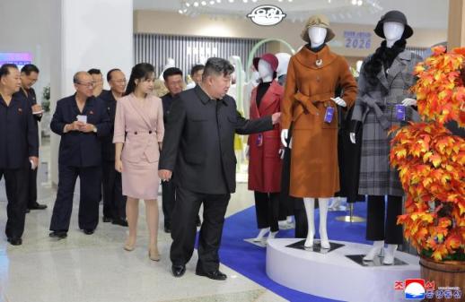 金正恩携女视察轻工业部门服装鞋类展览会