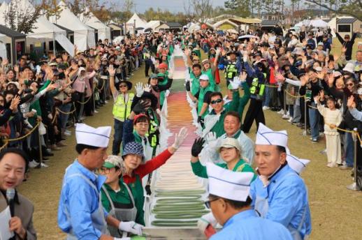 Festival fills with the smell of freshly cooked rice