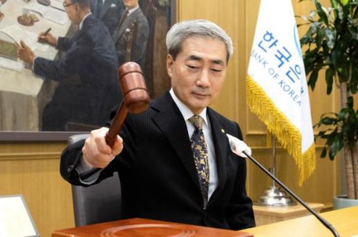 한은, 기준금리 3.00%로 동결…두 차례 인상 뒤 숨 고르기