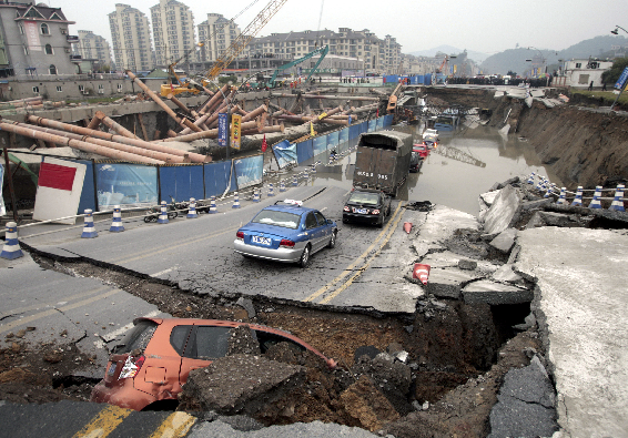 [영문] 4 dead, 17 missing from E China subway tunnel collapse