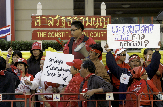 [영문] Thailands govt supporters besiege Constitution Court