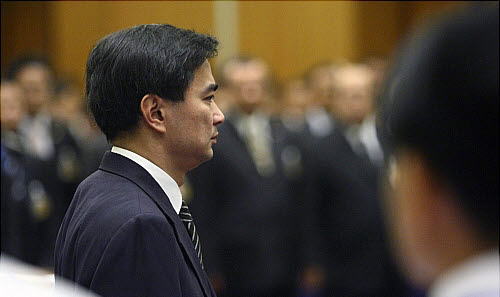 [영문] Thai PM plans cash handouts, village grants