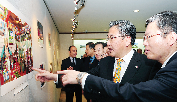 中国驻韩国大使馆在首尔举办“西藏今昔 - 大型主题图片展”