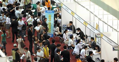 Job Seekers in 20s and 30s Face Tough Labor Market