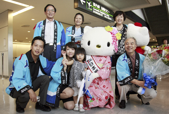 中国首批赴日“自由行”旅客抵达日本 
