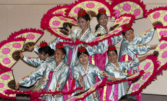 发展中国家女公务员表演韩国扇舞
