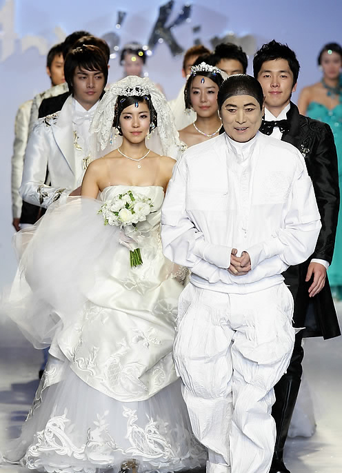 韩国时装设计大师安德烈·金病逝