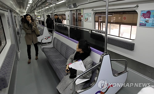 New Subway Train for Line No. 7 Unveiled