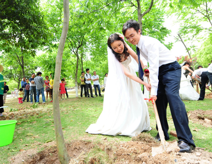 武汉20对新人江滩举办“低碳”集体婚礼