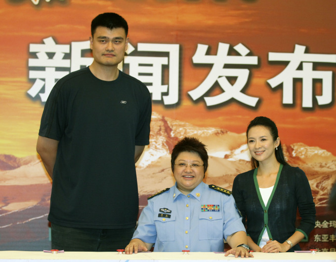 13日,韩红(中),章子怡(右)和姚明在北京出席韩红爱心西藏家乡公益行