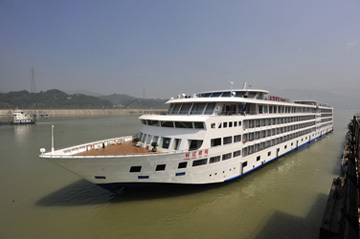 豪华游轮“长江贰号”在长江三峡开航