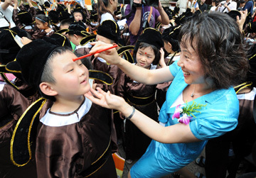 南京：小学新生在夫子庙“开笔破蒙”