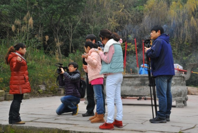 韩国《亚洲经济》编辑局记者在张飞庙景区采访