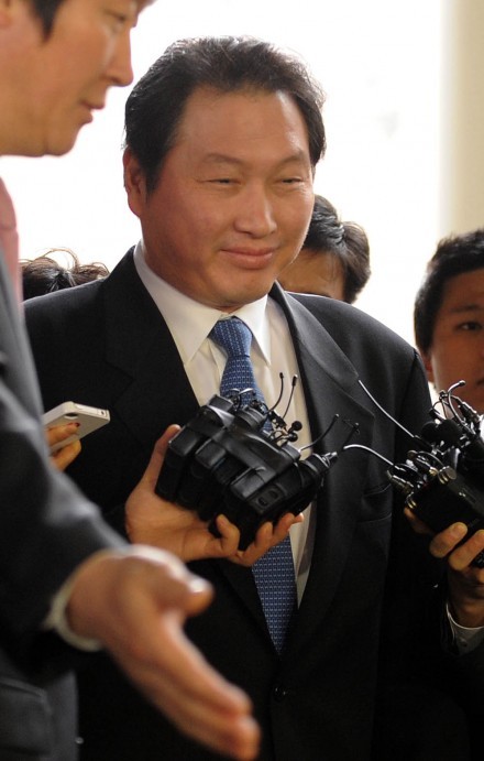 sk集团会长崔泰源初审否认指控