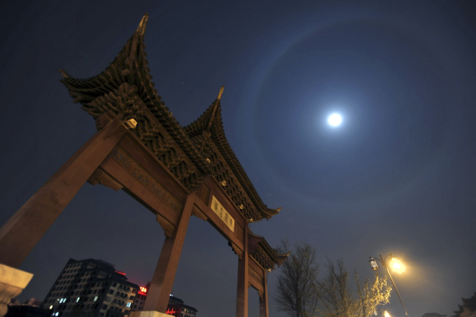 扬州夜空出现“月晕”美景