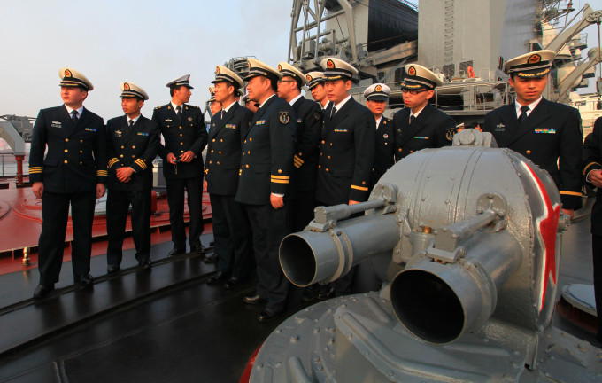 中俄海军参演官兵相互参观军舰
