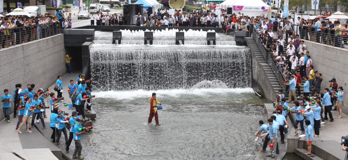 清溪川打水仗热闹异常