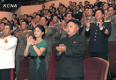 金正恩携妻指导北韩军乐团演奏