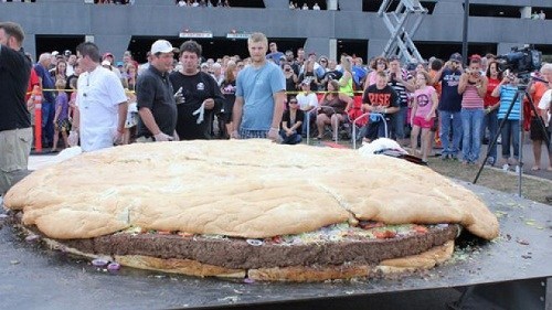 美国制作近1吨重超大芝士汉堡 创世界纪录