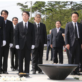 安哲秀参拜韩已故前总统卢武铉墓地