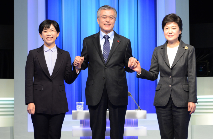 <韩国第18届总统选举>总统候选人首场辩论会火药味十足