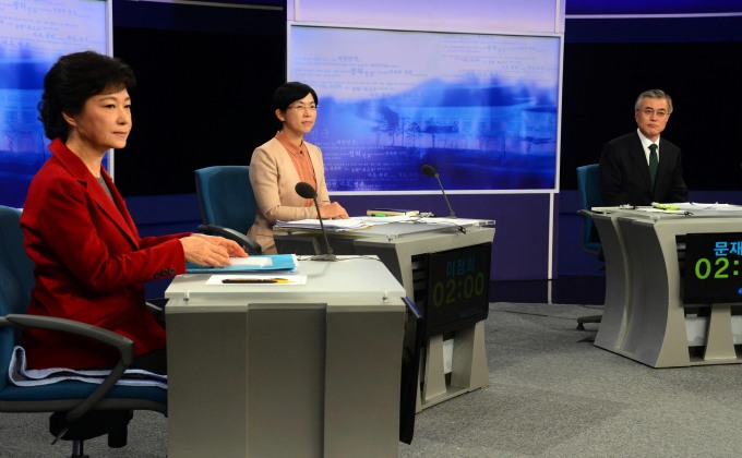<韩国第18届总统选举>总统候选人第二轮电视讨论举行