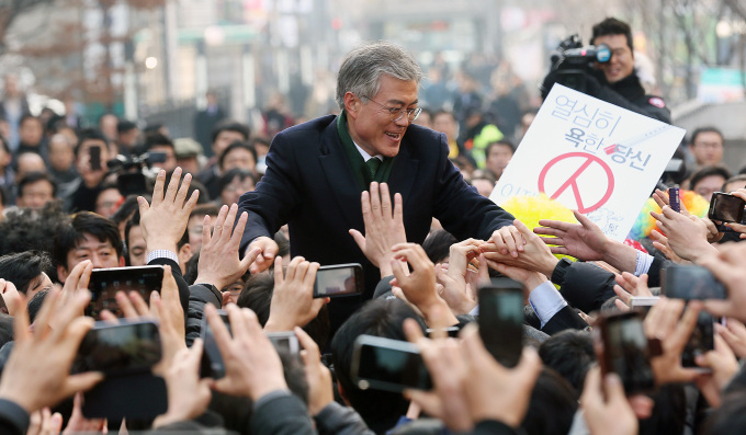 <韩国第18届总统选举>韩总统选举拉票活动：最后的冲刺