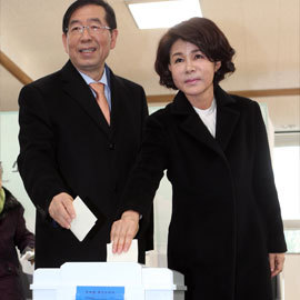 <韩国第18届总统选举>首尔市长朴元淳的“夫妻票”