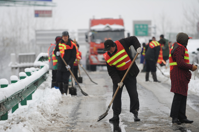 强降雪致安徽部分高速公路封闭