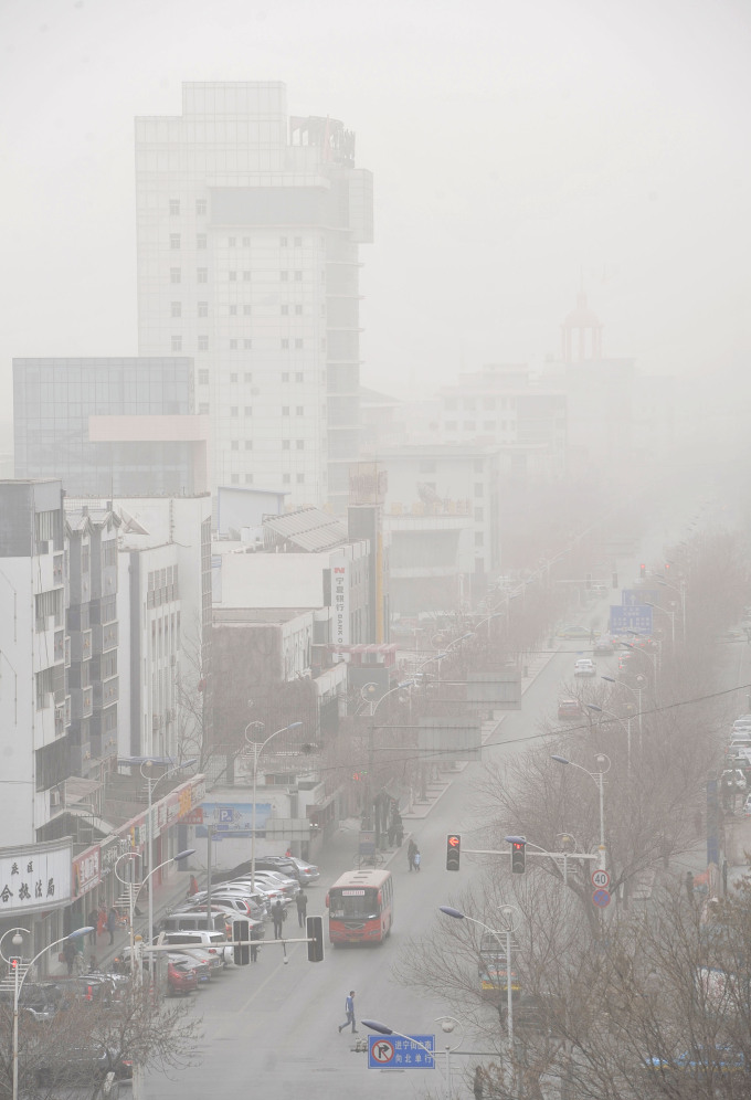 宁夏部分地区遭遇大风沙尘天气