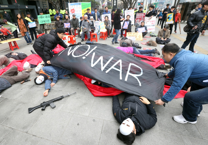 韩民间团体举行反战示威