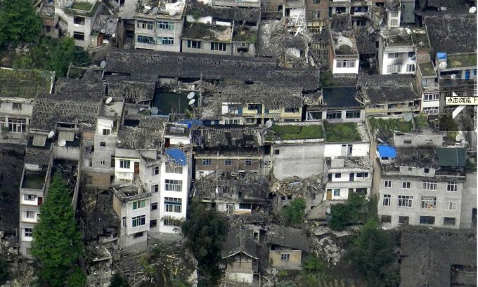 四川芦山地震现场俯拍
