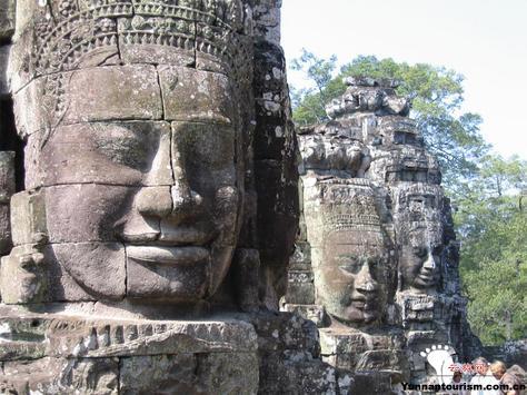 两尊古石像从美国回归柬埔寨