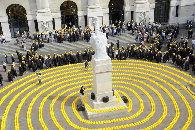 意大利建筑业从业人员举行“愤怒日”示威抗议