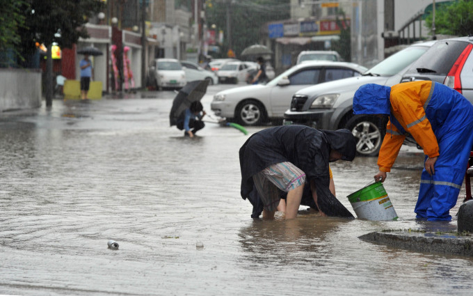 暴雨侵袭韩国 路面积水严重