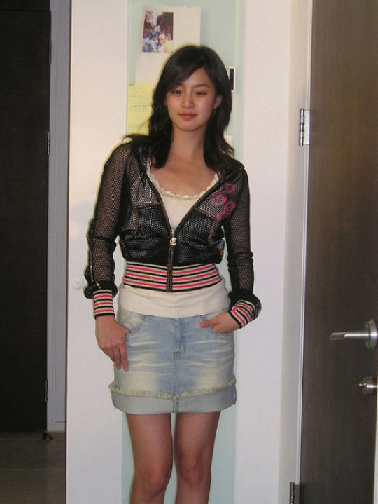 金泰希大学旧照曝光 土气造型难掩明星气质; l0 c% j) @ x4 q; e$ d