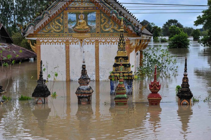 老挝洪水泛滥 寺庙被淹