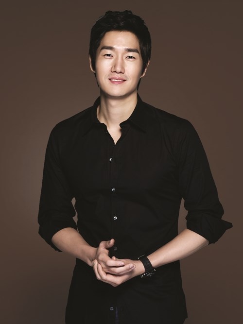 【2013.10.22】【明星】刘智泰转签新东家 与夫人金孝珍成同门