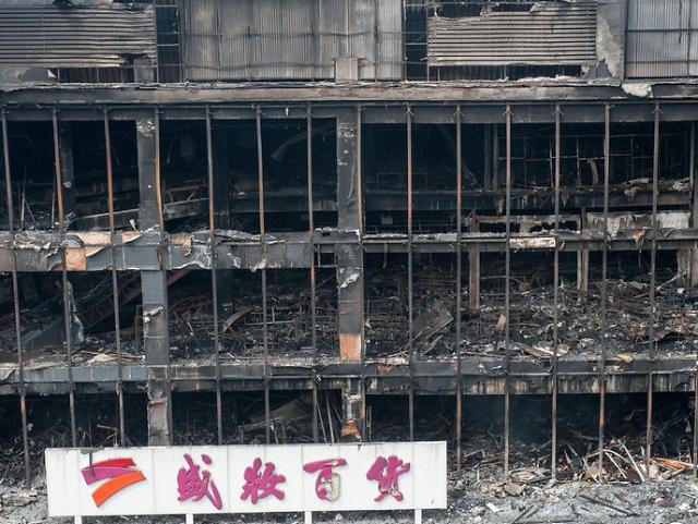 深圳百货大楼发生大火 商场被烧成空架