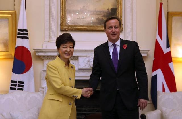 韩英扩大金融合作 签署30亿美元MOU